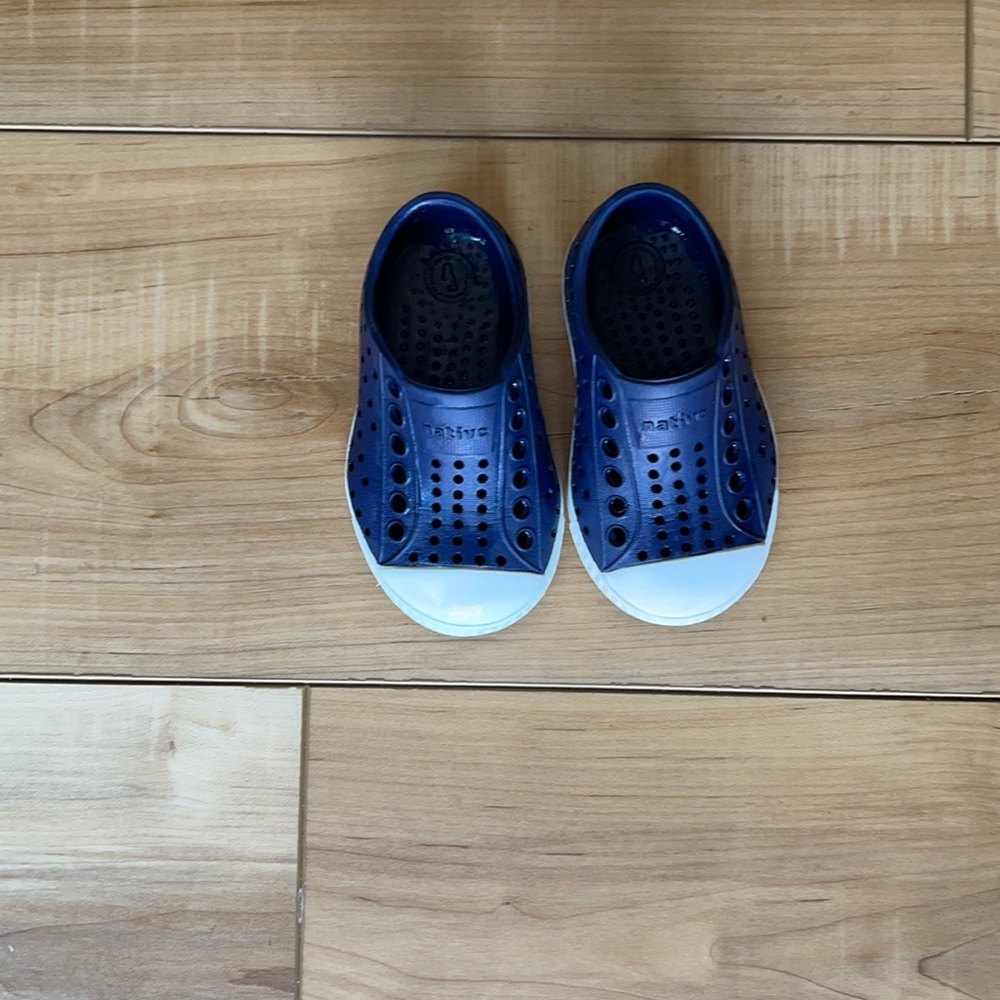 Native Jefferson’s size 4 navy color